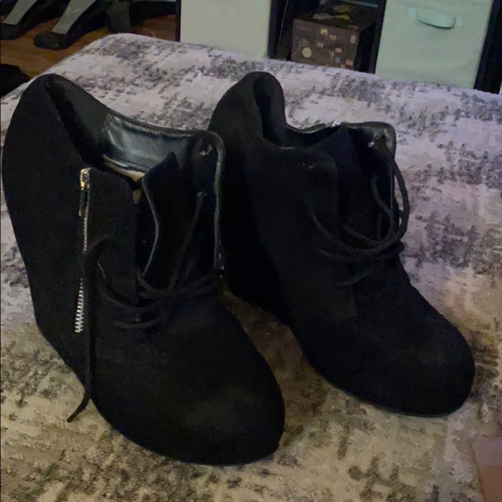 High wedge laced/zipper low cut boot